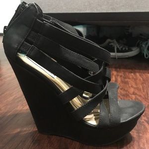 Black wedges